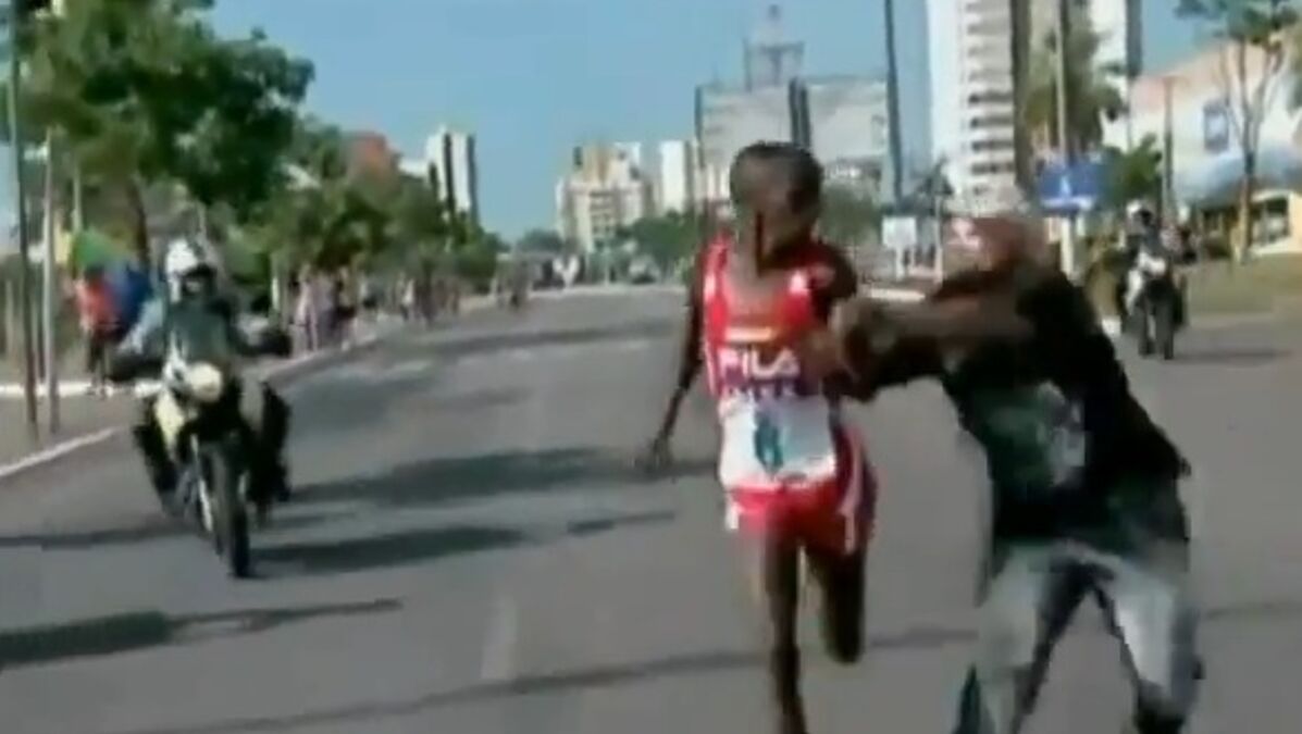 L Athl Te Edwin Kipsang Rotich A T Attaqu En Pleine Course Par Un