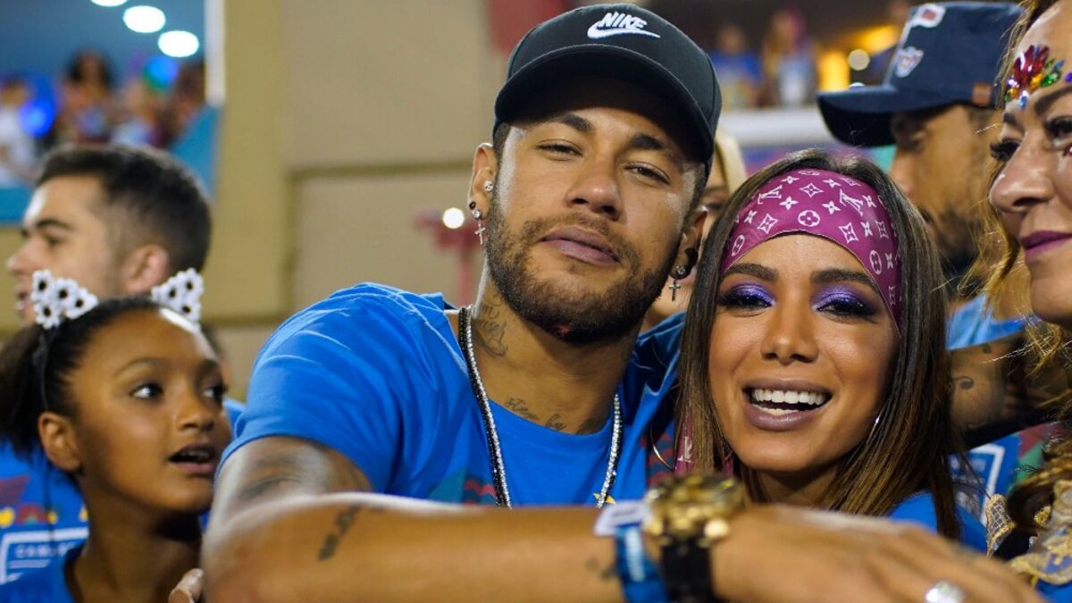 Neymar Film En Train D Embrasser Une Chanteuse Br Silienne