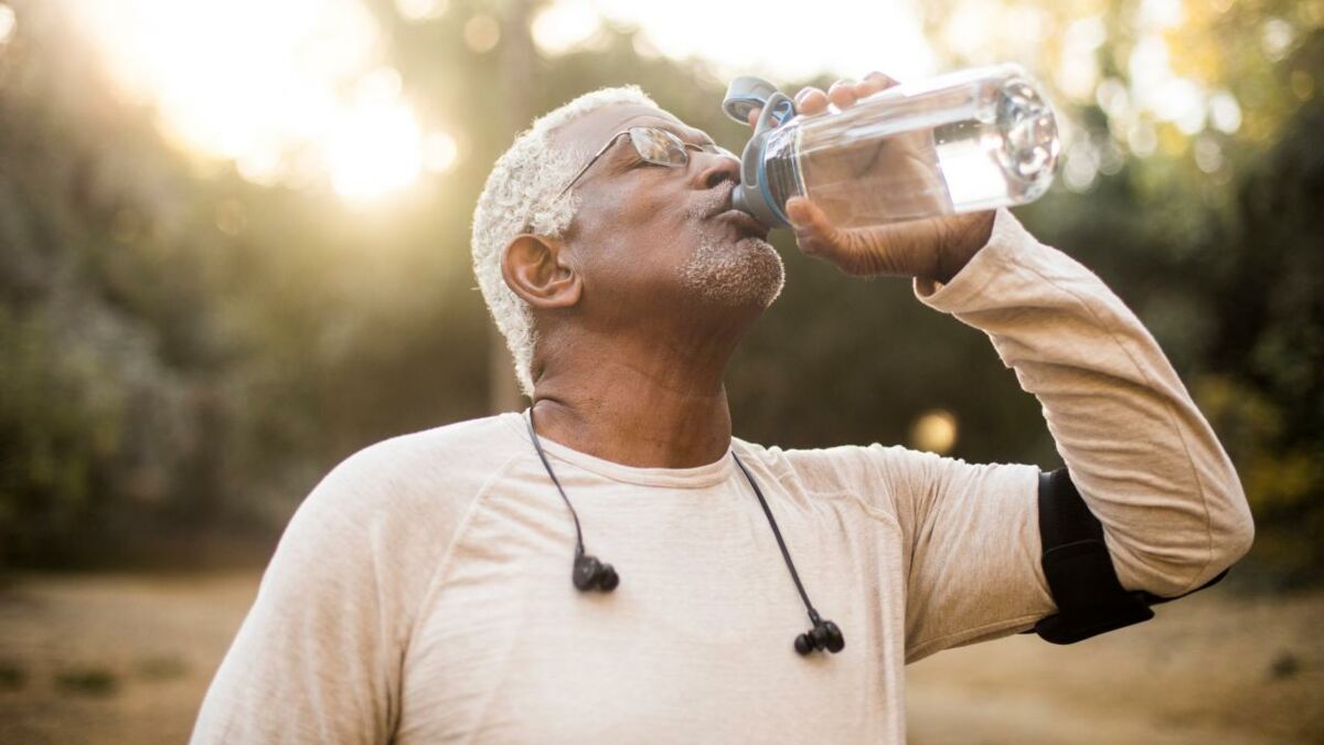 Darum solltest du mehr Wasser trinken je älter du wirst