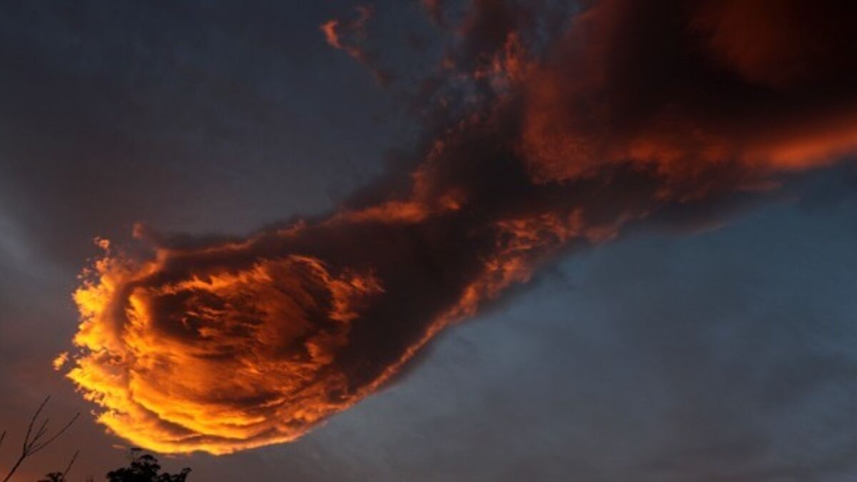 La main de Dieu un incroyable nuage en forme de poing de feu aperçu