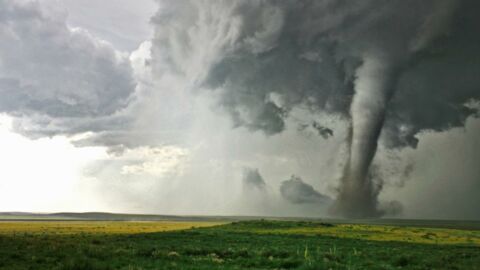 Une tornade destructrice apparaît en France et fait de gros dégâts VIDÉO