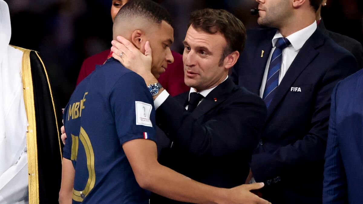 Emmanuel Macron Accus D En Faire Trop Avec Les Bleus Il R Pond La