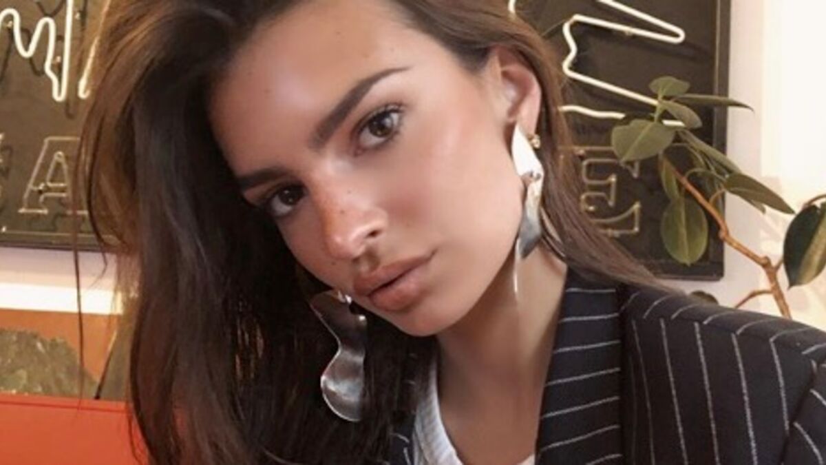 Emily Ratajkowski Torride Sur La Plage Dans Un Maillot De Bain Au