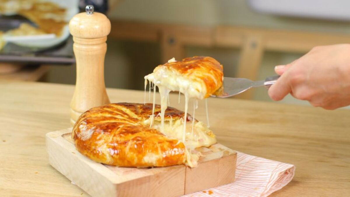 La Recette Tr S Fondante Du Reblochon Feuillet Aux Lardons Et Aux Oignons