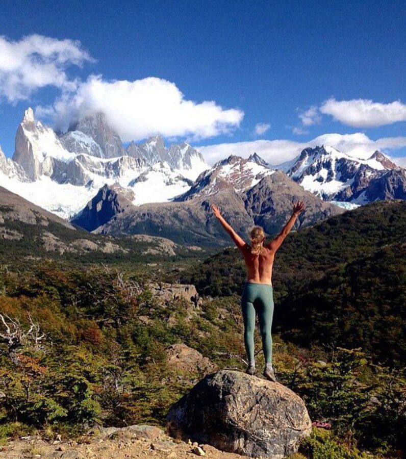 The Topless Tour Quand Les Jolies Touristes Font Tomber Le Haut