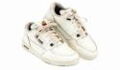 Apple : une paire de chaussures officielle de 1990 se vend à 10.000 dollars