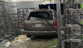 Une voiture s'écrase dans un magasin de jeux vidéo et détruit tout sur son passage (VIDEO)