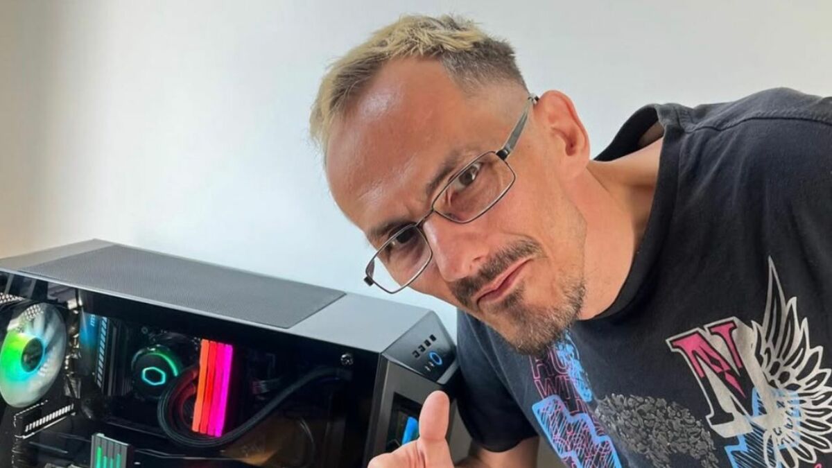 Le streamer Raphaël Graven, connu sous le pseudonyme de Jean Pormanove, souriant.