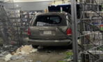 Une voiture s'écrase dans un magasin de jeux vidéo et détruit tout sur son passage (VIDEO)