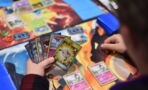 Cartes Pokémon GX, EX, Holo, V-MAX : comment différencier les types de cartes ?