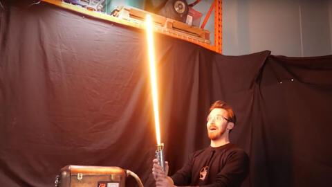 Star Wars : la chaîne Youtube the Hacksmith a réussi à créer un véritable sabre laser