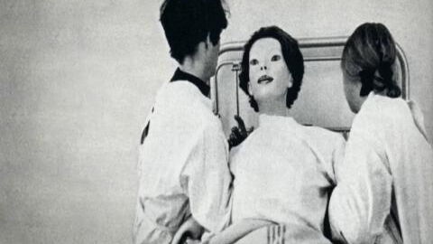 Horreur d'Internet : Qui est The Expressionless, cette terrifiante femme-mannequin ?
