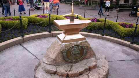 Voici le secret de l'épée Excalibur de Disneyland Paris, il vous faudra une force surhumaine pour la retirer !