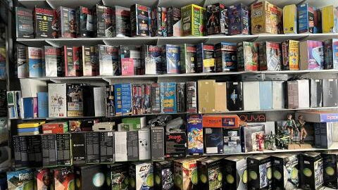 Record : ce joueur français présente sa collection de 2400 consoles, la plus grande de l'histoire du jeu vidéo