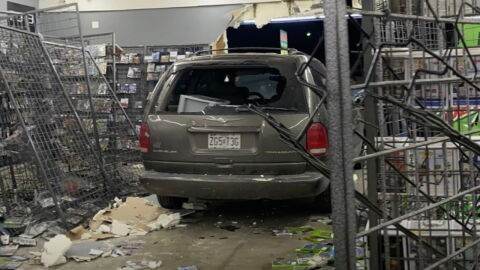 Une voiture s'écrase dans un magasin de jeux vidéo et détruit tout sur son passage (VIDEO)