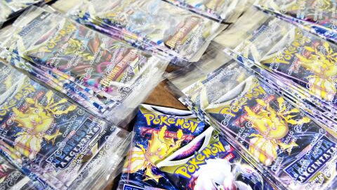 Ce streameur américain détruit 20 000 dollars de cartes Pokémon avec un lance-flammes