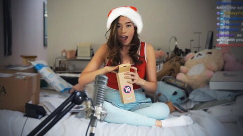 Twitch : la streameuse Pokimane répond à un fan après son envoi de « CV de petit ami »