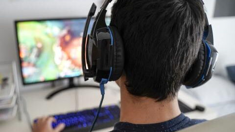 Un streameur découvre un trou béant dans son crâne après avoir porté son casque