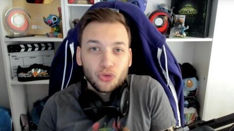 Twitch : Mickalow banni deux semaines pour une blague raciste