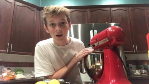 Twitch : ce jeune streameur met la main dans son mixeur pour faire plaisir à un de ses 2 viewers (VIDÉO)