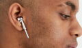 le site de vente en ligne Asos vend des AirPods factices comme "bijoux d'oreille"