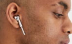 le site de vente en ligne Asos vend des AirPods factices comme "bijoux d'oreille"