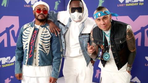 Covid-19 : voici l’incroyable masque futuriste vendu par l’artiste will.i.am