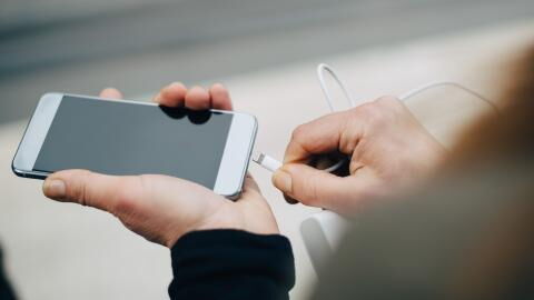 Pourquoi il ne faut jamais laisser son téléphone charger toute la nuit