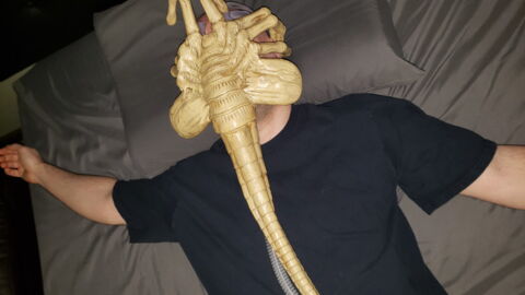 Ce grand malade transforme son appareil respiratoire en Alien !