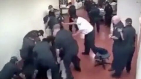 Fight Between An MMA Master And 15 Guards Breaks Out Inside A Texas Prison