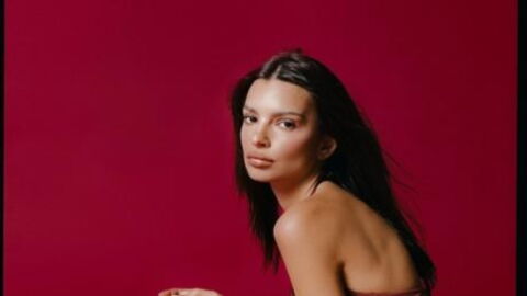Emily Ratajkowski Poses In Lingerie Without Shaving For One Important Reason