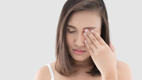 Horrifying Footage Shows Doctors Removing FOUR BEES From Woman's Eye