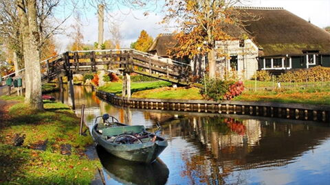 Giethoorn Is The Most Peaceful Village In The World For A Surprising Reason
