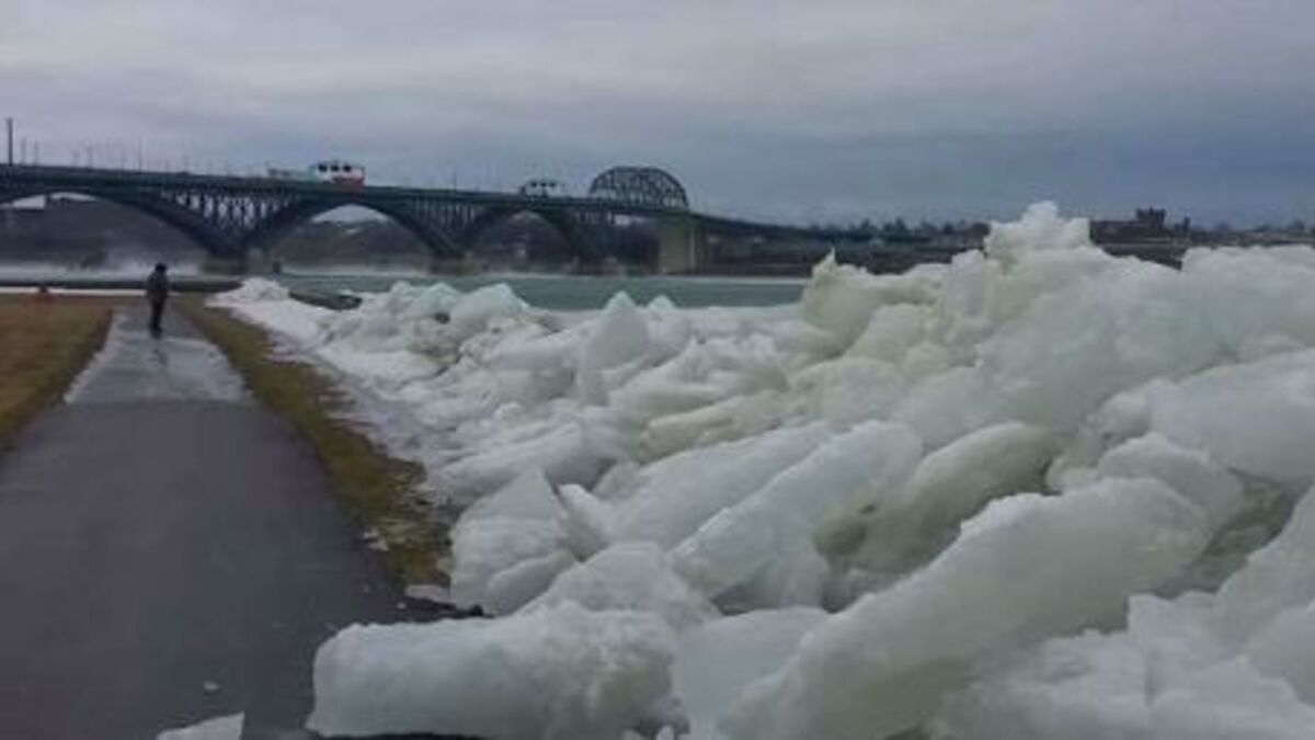 Remarkable Moment A Tsunami Of Ice Strikes The United States Border