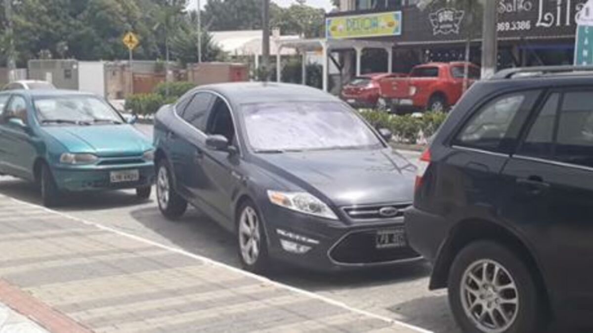 This Man Has An Incredible Method For Getting Out Of A Tight Parking Space