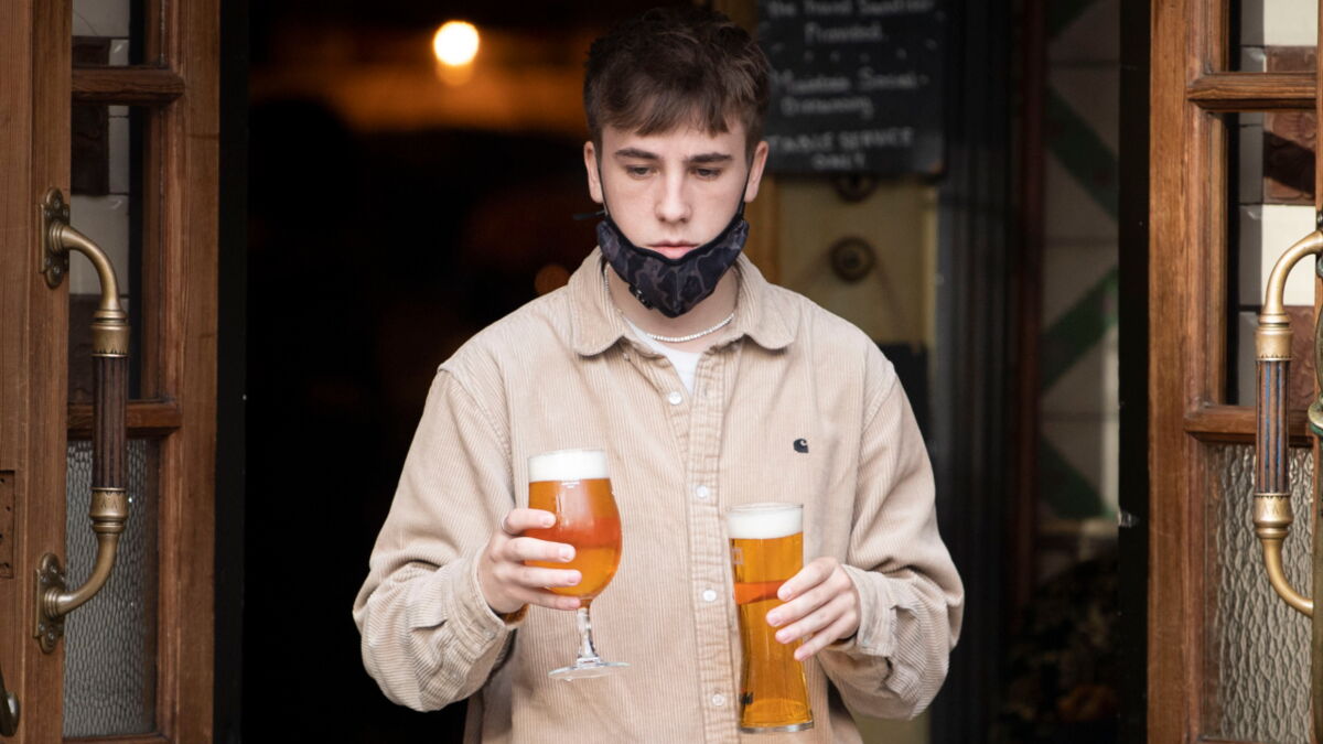 UK lockdown Pubs now allowed to sell takeaway pints