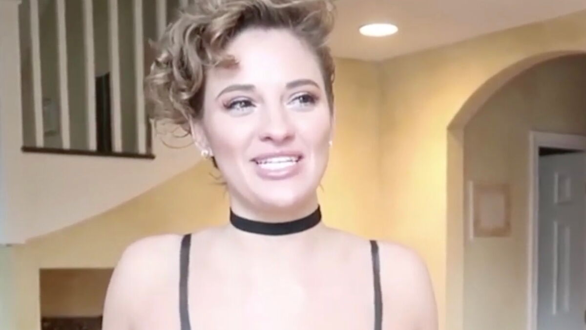 She went on her Tinder date wearing nothing, and the guy didn’t even notice!