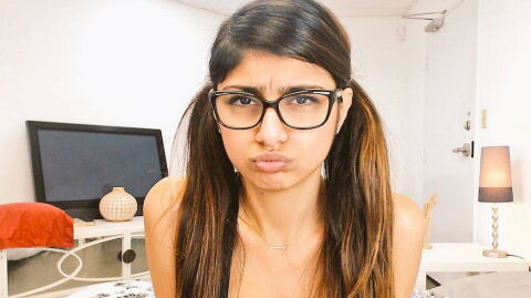 Mia Khalifa is auctioning off her famous glasses for Beirut