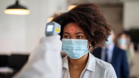 Hiccups, hair loss, loss of hearing... new COVID-19 symptoms have been identified