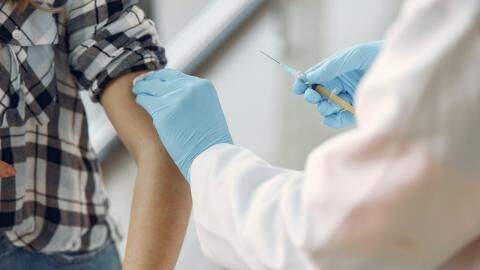 Vaccine bus offers free jabs to undocumented migrants in London