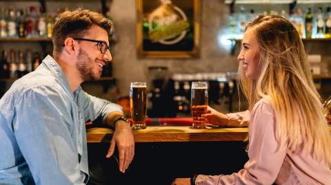 Dating 101: Who should get the bill on the first date?