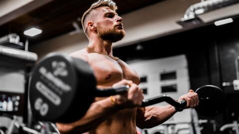 Personal trainer completely transforms after gaining 60 pounds