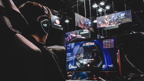 Video game fanatics said to be better in bed, according to study