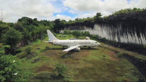 This mysterious Boeing 737 appeared in a field and no one knows how it got there