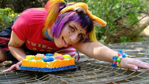 Sploshing: woman reveals she spends $100 per week to smear desserts on her body