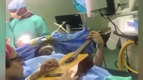 Talented musician plays the guitar while undergoing brain surgery in miraculous clip