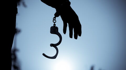 Man attempts to fake death to escape prison...But fails due to an obvious mistake