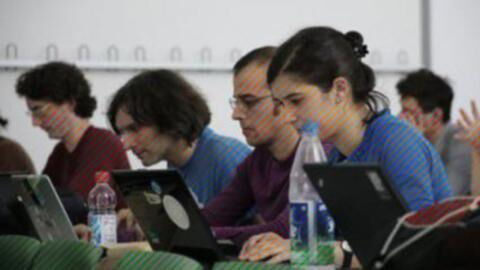 Optical Illusion: This Photo Is Actually Black And White!