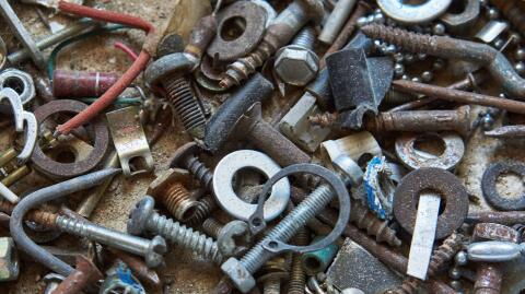 Doctors find a kilo of nails and screws in a man’s stomach