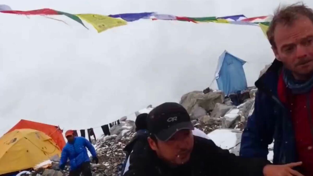 Terrifying Moment a Mount Everest Base Camp Is Hit by an Avalanche Out ...